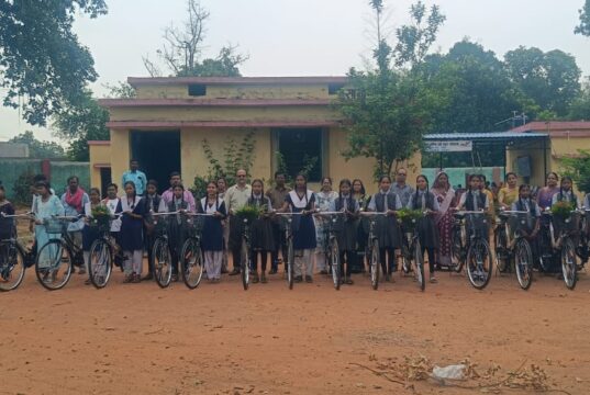 सरस्वती साइकिल योजना के तहत छात्राओं को मिली साइकिलें