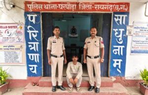 शराब पीने के लिए पैसे नहीं देने पर पत्नी के सिर और हाथों पर डंडे से किया प्राणघातक हमला
