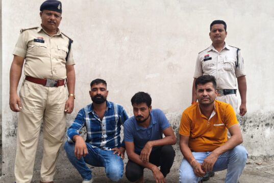 उधारी की रकम वसूलने घर में घुसे तीन बदमाश गिरफ्तार,10 लाख रुपये की जबरन वसूली के लिए व्यापारी से मारपीट, जान से मारने की धमकी