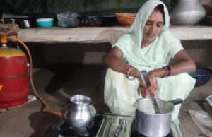 प्रधानमंत्री उज्ज्वला योजना के तहत हितग्राही को उपलब्ध कराया गया गैस कनेक्शन