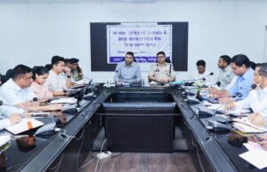 कानून व्यवस्था की समीक्षा बैठक में कलेक्टर एवं एसएसपी ने सड़क सुरक्षा, पीएम-राहत योजना, अवैध उत्खनन सहित 16 एजेंडों पर की समीक्षा