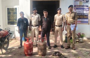 आरोपियों से चोरी गैस सिलेंडर, चांदी का पायल, तांबा तार व वारदात में प्रयुक्त बाइक जब्त