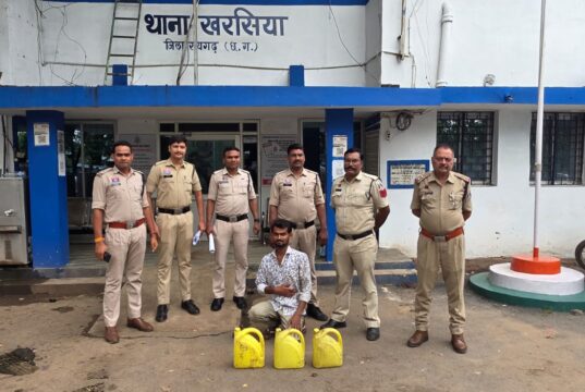 खरसिया और घरघोड़ा पुलिस की कार्रवाई, 3 आरोपियों पर आबकारी एक्ट के तहत केस दर्ज