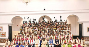 राष्ट्रपति ने स्वयं अतिथियों को भोजन परोसकर किया उनका सम्मान
