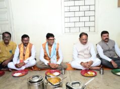 गुरु भक्ति और सादगी की मिसाल: मुख्यमंत्री विष्णु देव साय ने श्रद्धालुओं संग पंगत में बैठकर ग्रहण किया भंडारा प्रसाद