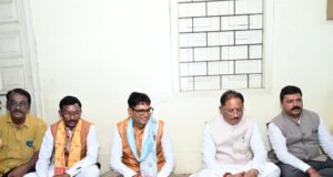 गुरु भक्ति और सादगी की मिसाल: मुख्यमंत्री विष्णु देव साय ने श्रद्धालुओं संग पंगत में बैठकर ग्रहण किया भंडारा प्रसाद
