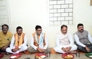 गुरु भक्ति और सादगी की मिसाल: मुख्यमंत्री विष्णु देव साय ने श्रद्धालुओं संग पंगत में बैठकर ग्रहण किया भंडारा प्रसाद