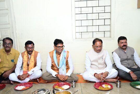 गुरु भक्ति और सादगी की मिसाल: मुख्यमंत्री विष्णु देव साय ने श्रद्धालुओं संग पंगत में बैठकर ग्रहण किया भंडारा प्रसाद
