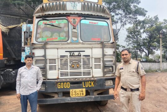 चोरी की संपत्ति होने के संदेह पर ट्रक सहित स्क्रैप जब्त, चालक न्यायिक रिमांड पर भेजा गया