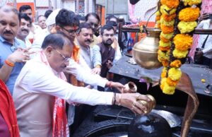 गुरु पूर्णिमा पर कोसमनारा पहुंचे मुख्यमंत्री श्री विष्णु देव साय, सत्यनारायण बाबा धाम में की पूजा-अर्चना