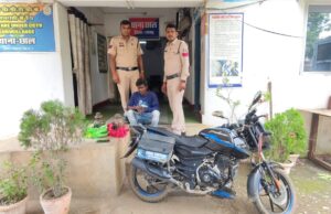 24 घंटे में चोरी का खुलासा: ढाबा और गैरेज से चोरी करने वाला शातिर चोर गिरफ्तार, चोरी का पूरा माल और बाइक बरामद
