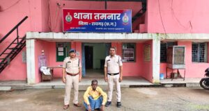 पत्नी के लापता होने के शक पर आरोपी ने बुजुर्ग पर टंगिया से किया था जानलेवा हमला, वारदात में प्रयुक्त कुल्हाड़ी जब्त