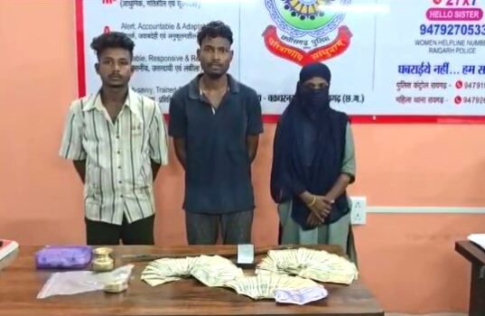2 लाख की मशरूका, नकदी, सोने का टॉप्स, साइकिल और चोरी में प्रयुक्त दो बाइक बरामद