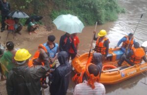 चिंतावागु नदी बनी चुनौती तो नगर सेना बनी सहारा, बोट से ग्रामीणों को सुरक्षित कराया पार