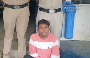 घर के आंगन में अवैध शराब बिक्री करते आरोपी को पकड़ा, 15 लीटर महुआ शराब जब्त