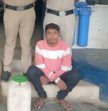घर के आंगन में अवैध शराब बिक्री करते आरोपी को पकड़ा, 15 लीटर महुआ शराब जब्त