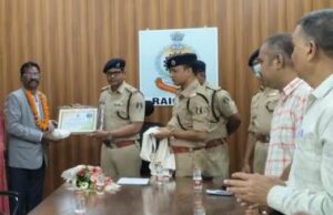सहायक उप निरीक्षक गंगा राम भगत एवं प्रधान आरक्षक अवध बिहारी विश्वकर्मा हुए सेवानिवृत्त, रायगढ़ पुलिस ने दी स्वस्थ एवं सुखद भविष्य की शुभकामनाएं