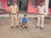 फरार चल रहे आरोपी अनिल बेहरा को तमनार पुलिस ने गांव से घेराबंदी कर पकड़ा