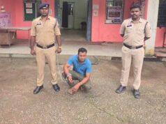 फरार चल रहे आरोपी अनिल बेहरा को तमनार पुलिस ने गांव से घेराबंदी कर पकड़ा