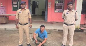 फरार चल रहे आरोपी अनिल बेहरा को तमनार पुलिस ने गांव से घेराबंदी कर पकड़ा