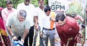 प्रभारी मंत्री श्री राजेश अग्रवाल ने किया पौधरोपण, हरेली पर हरित जीपीएम का संकल्प