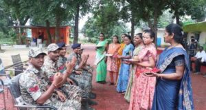 जिनसे कभी संघर्ष था, उन्हीं की कलाई पर बांधी राखी