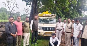 रात्रि गश्ती में अवैध सागौन से लदा पिकअप वाहन जब्त