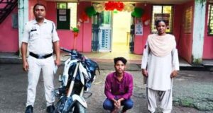 दो चोरियों का बड़ा खुलासा: 6 नाबालिग समेत 7 आरोपी गिरफ्तार, चोरी की बाइक और सामान बरामद