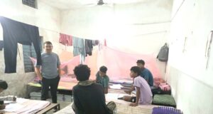 विद्यार्थियों से संवाद कर सुविधाओं की ली जानकारी, व्यवस्थाओं को बेहतर बनाने दिए निर्देश
