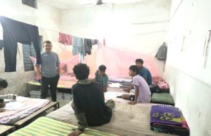 विद्यार्थियों से संवाद कर सुविधाओं की ली जानकारी, व्यवस्थाओं को बेहतर बनाने दिए निर्देश