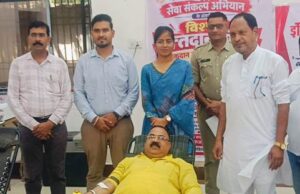 51 यूनिट रक्त का हुआ संग्रहण, महिलाओं सहित जनप्रतिनिधियों एवं अधिकारियों ने बढ़-चढ़कर की सहभागिता