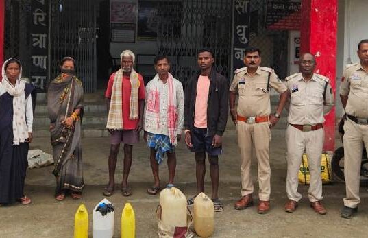 ऑपरेशन आघात में लैलूंगा पुलिस की अवैध शराब पर ताबड़तोड़ कार्रवाई