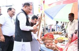सड़क किनारे पसरे पर अचानक पहुंचे मुख्यमंत्री विष्णु देव साय, मीरा के पसरे से खरीदा ‘आशीर्वाद का दीया’