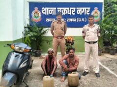 चक्रधरनगर पुलिस ने 20 लीटर अवैध महुआ शराब के साथ दो आरोपियों को पकड़ा, स्कूटी भी जब्त