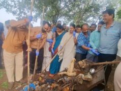 सेवा मेरा योगदान के तहत सांसद,विधायक ,जनप्रतिनिधियों ने स्वच्छता, जल संरक्षण और पर्यावरण संरक्षण का दिया संदेश रायपुर, 23 सितंबर 2026 सेवा संकल्प अभियान के तहत बंधवा तालाब में स्वच्छता अभियान एवं वृक्षारोपण सेवा संकल्प अभियान के तहत बंधवा तालाब में स्वच्छता अभियान एवं वृक्षारोपण सेवा संकल्प अभियान के अंतर्गत ‘सेवा मेरा योगदान’ पहल के तहत जल संरक्षण, स्वच्छता एवं पर्यावरण संरक्षण के प्रति जनजागरूकता बढ़ाने के उद्देश्य से आज जिला मुख्यालय महासमुंद के वार्ड क्रमांक 27 स्थित बंधवा तालाब में विशेष स्वच्छता अभियान, जल स्रोत जागरूकता कार्यक्रम एवं वृक्षारोपण कार्यक्रम आयोजित किया गया। सुबह 8 बजे आयोजित इस कार्यक्रम में सांसद श्रीमती रूप कुमारी चौधरी, विधायक श्री योगेश्वर राजू सिन्हा सहित जनप्रतिनिधियों, जिला प्रशासन, नगरपालिका, स्थानीय नागरिकों तथा विभिन्न संगठनों के प्रतिनिधियों ने उत्साहपूर्वक सहभागिता की। जिले के सभी नगरीय निकायों में भी जल स्रोतों का संरक्षण , स्वच्छता अभियान एवं वृक्षारोपण किया गया। कार्यक्रम में सांसद श्रीमती रूपकुमारी चौधरी, विधायक श्री योगेश्वर राजू सिन्हा, पूर्व विधायक डॉ. विमल चोपड़ा, छत्तीसगढ़ राज्य बीज विकास निगम के अध्यक्ष श्री चंद्रहास चंद्राकर, जिला स्काउट एवं गाइड संघ के जिलाध्यक्ष श्री ऐतराम साहू, नगरपालिका उपाध्यक्ष श्री देवीचंद राठी, जनपद उपाध्यक्ष श्रीमती हुलसी चंद्राकर, जनपद सदस्य श्रीमति निधि चंद्राकर, श्री प्रदीप चंद्राकर, श्री महेन्द्र सिक्का, राहुल चंद्राकर , पीयूष साहू, महेंद्र जैन, भाऊ राम साहू, प्रकाश शर्मा, श्रीमती मीना वर्मा सहित स्थानीय जनप्रतिनिधियों एवं नागरिकों ने स्वयं श्रमदान करते हुए तालाब परिसर एवं आसपास के क्षेत्रों में स्वच्छता अभियान चलाया। जनप्रतिनिधियों ने हाथों में झाड़ू लेकर कचरा एवं अन्य अपशिष्ट पदार्थों की सफाई की और नागरिकों को सार्वजनिक स्थलों तथा जल स्रोतों को स्वच्छ रखने का संदेश दिया। इस अवसर पर कलेक्टर श्री विनय लंगेह, जिला पंचायत सीईओ अनुपमा आनंद,अपर कलेक्टर श्री रवि साहू सहित जिला प्रशासन के वरिष्ठ अधिकारी एवं कर्मचारी शामिल हुए। इस अवसर पर सांसद श्रीमती रूपकुमारी चौधरी ने कहा कि जल स्रोत हमारे जीवन का आधार हैं। उन्होंने कहा कि जल स्रोतों की स्वच्छता और संरक्षण केवल शासन-प्रशासन की जिम्मेदारी नहीं है, बल्कि प्रत्येक नागरिक का दायित्व है। यदि हम अपने आसपास के तालाब, कुएं और अन्य जल स्रोतों को स्वच्छ रखेंगे तथा उनमें कचरा जाने से रोकेंगे, तो आने वाली पीढ़ियों के लिए जल का बेहतर संरक्षण सुनिश्चित किया जा सकेगा। सांसद ने नागरिकों से आह्वान किया कि वे स्वच्छता अभियान को केवल एक दिन का कार्यक्रम न मानकर इसे अपनी दैनिक आदत और सामूहिक जिम्मेदारी बनाएं। उन्होंने कहा कि जल का विवेकपूर्ण उपयोग, वर्षा जल का संरक्षण, प्लास्टिक एवं अन्य कचरे का उचित निपटान और अधिक से अधिक पौधरोपण पर्यावरण संरक्षण की दिशा में महत्वपूर्ण कदम हैं। विधायक श्री योगेश्वर राजू सिन्हा ने कहा कि स्वच्छता और पर्यावरण संरक्षण का कार्य किसी एक व्यक्ति या संस्था तक सीमित नहीं है। जनभागीदारी से ही स्वच्छ, सुंदर और हरा-भरा महासमुंद बनाया जा सकता है। उन्होंने कहा कि तालाब हमारे पारंपरिक जल स्रोत हैं और इनके संरक्षण से भूजल स्तर बनाए रखने के साथ पर्यावरणीय संतुलन को भी मजबूत किया जा सकता है। उन्होंने नागरिकों से अपील करते हुए कहा कि तालाब एवं अन्य जल स्रोतों में कचरा, प्लास्टिक और गंदगी न डालें तथा अपने आसपास के सार्वजनिक स्थलों की स्वच्छता बनाए रखने में सहयोग करें। उन्होंने कहा कि आज किया गया श्रमदान और वृक्षारोपण आने वाले समय में पर्यावरण संरक्षण के लिए महत्वपूर्ण आधार बनेगा। उन्होंने सेवा संकल्प अभियान के माध्यम से सेवा, सहभागिता और सामाजिक जिम्मेदारी की भावना को मजबूत करने की आवश्यकता पर भी जोर दिया। स्वच्छता अभियान के बाद बंधवा तालाब परिसर में जनप्रतिनिधियों एवं अधिकारियों द्वारा वृक्षारोपण किया गया। इस दौरान पर्यावरण संरक्षण एवं हरित क्षेत्र बढ़ाने के लिए अधिक से अधिक पौधे लगाने और लगाए गए पौधों की नियमित देखभाल करने का संदेश दिया गया। कार्यक्रम में उपस्थित लोगों ने जल स्रोतों को स्वच्छ एवं सुरक्षित रखने, जल का अपव्यय रोकने तथा उपलब्ध जल का विवेकपूर्ण उपयोग करने का संकल्प भी लिया।