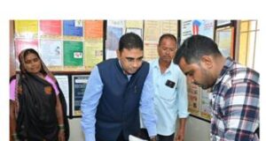 कलेक्टर ने छात्रावास औऱ पीएचसी का किया निरीक्षण,अधीक्षक अनुपस्थित,नोटिस जारी करने के निर्देश