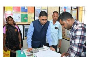 कलेक्टर ने छात्रावास औऱ पीएचसी का किया निरीक्षण,अधीक्षक अनुपस्थित,नोटिस जारी करने के निर्देश