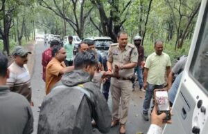 सड़क हादसे में ट्रक के नीचे दबा श्रमिक, तमनार पुलिस ने ग्रामीणों की मदद से हाइड्रा क्रेन से किया सफल रेस्क्यू