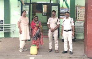 ऑपरेशन आघात के तहत ग्राम पूंजीपथरा में 15 लीटर महुआ शराब के साथ महिला गिरफ्तार