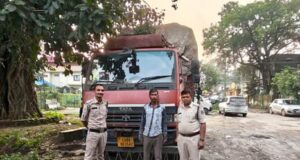 गस्त दौरान अवैध स्क्रैप परिवहन करते माजदा वाहन को घरघोड़ा पुलिस ने पकड़ा, वाहन से 4.5 टन स्क्रैप जब्त