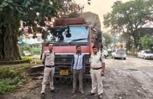 गस्त दौरान अवैध स्क्रैप परिवहन करते माजदा वाहन को घरघोड़ा पुलिस ने पकड़ा, वाहन से 4.5 टन स्क्रैप जब्त