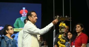 राज्यसभा सांसद देवेंद्र प्रताप सिंह ने दीप प्रज्वलित कर किया चक्रधर समारोह के दूसरे दिन का शुभारंभ