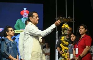 राज्यसभा सांसद देवेंद्र प्रताप सिंह ने दीप प्रज्वलित कर किया चक्रधर समारोह के दूसरे दिन का शुभारंभ