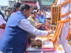 गांधी जयंती पर प्रभारी मंत्री रामविचार नेताम ने मनेंद्रगढ़ में महात्मा गांधी और लाल बहादुर शास्त्री को किया नमन
