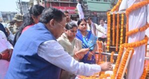 गांधी जयंती पर प्रभारी मंत्री रामविचार नेताम ने मनेंद्रगढ़ में महात्मा गांधी और लाल बहादुर शास्त्री को किया नमन