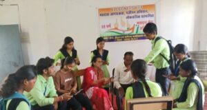 विशेष मतदाता पंजीयन अभियान के तहत नए मतदाताओं को दी गई जानकारी
