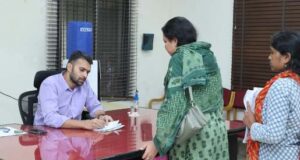 जनदर्शन में कलेक्टर ने सुनी आमजनों की समस्याएं, समय-सीमा में निराकरण के दिए निर्देश