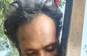 ग्राम बंगुरसिया मेन रोड किनारे अज्ञात व्यक्ति का शव साइन बोर्ड पर लटका मिला, जांच में जुटी चक्रधरनगर पुलिस