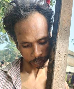 ग्राम बंगुरसिया मेन रोड किनारे अज्ञात व्यक्ति का शव साइन बोर्ड पर लटका मिला, जांच में जुटी चक्रधरनगर पुलिस