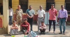 जंगली सूअर के अवैध शिकार का खुलासा, तीन आरोपी गिरफ्तार, 30 किलो मांस, तराजू, चाकू और दो कुल्हाड़ियां जब्त; वन विभाग की कार्रवाई से मचा हड़कंप